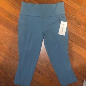 athleta salutation stash pocket II capri leggings